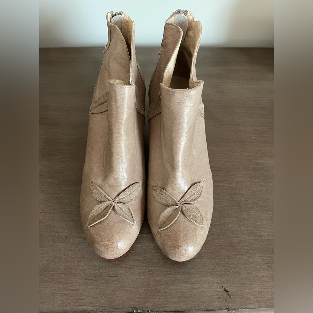 Anthropologie adorable Couple Of booties size 40 9 US!